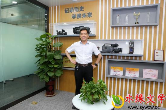 李玉刚在德州供电公司融媒体中心工作照片.jpg 李玉刚在德州供电公司融媒体中心工作照片.jpg